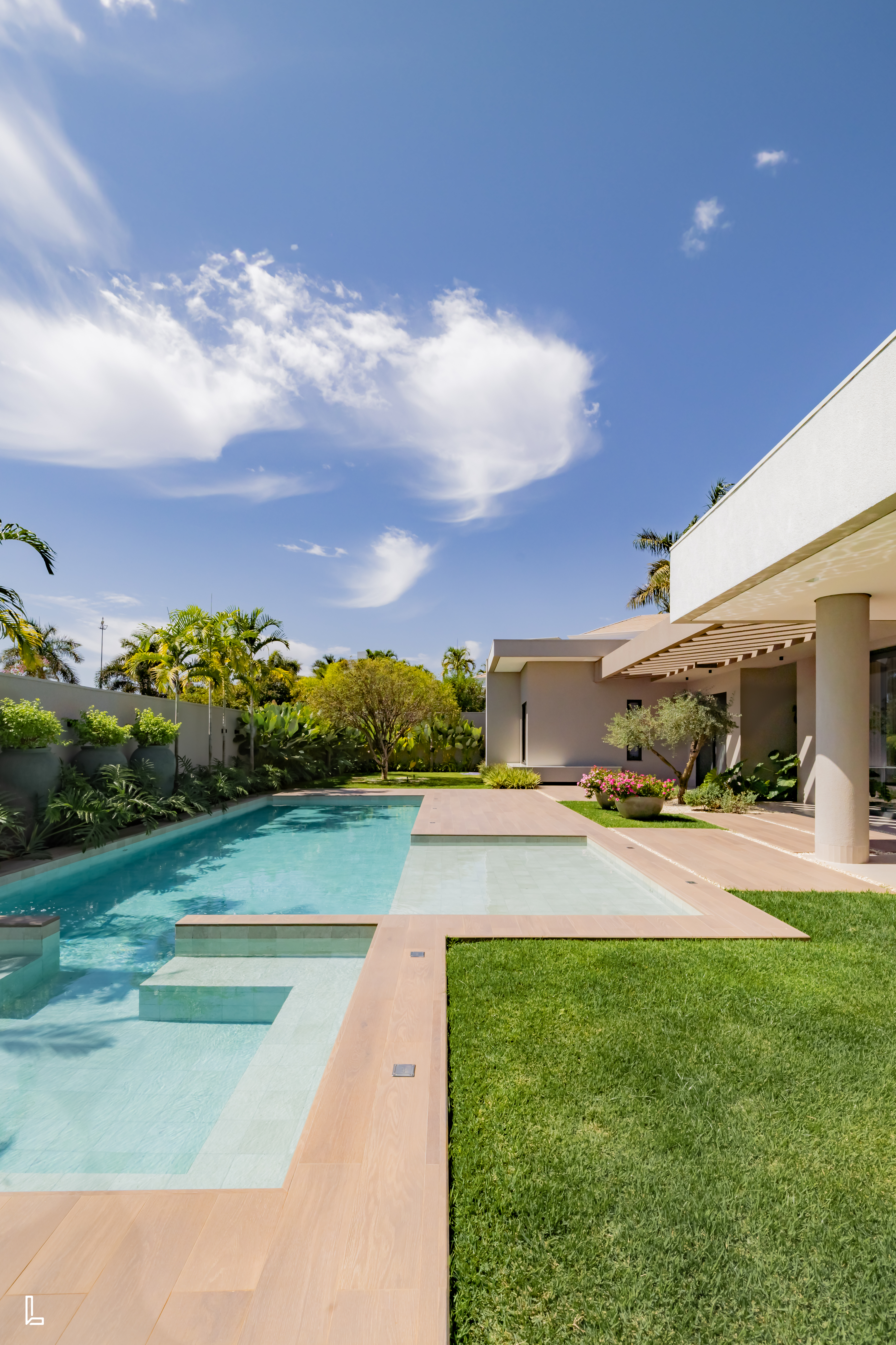 Fachada com piscina
