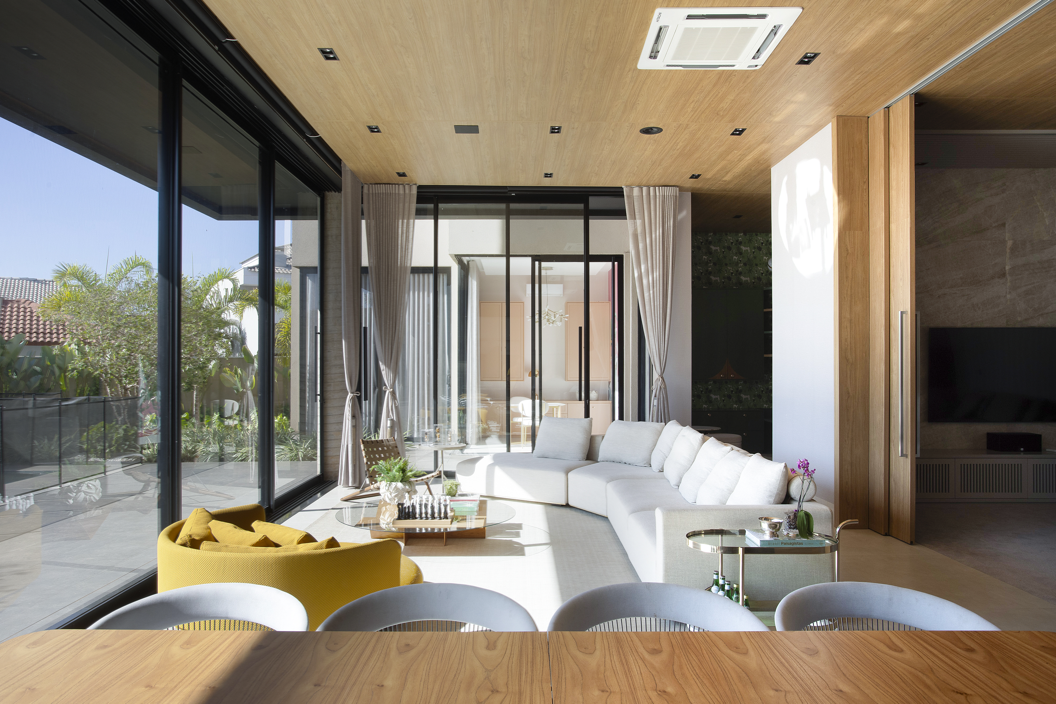 Living integrado com vista para o jardim