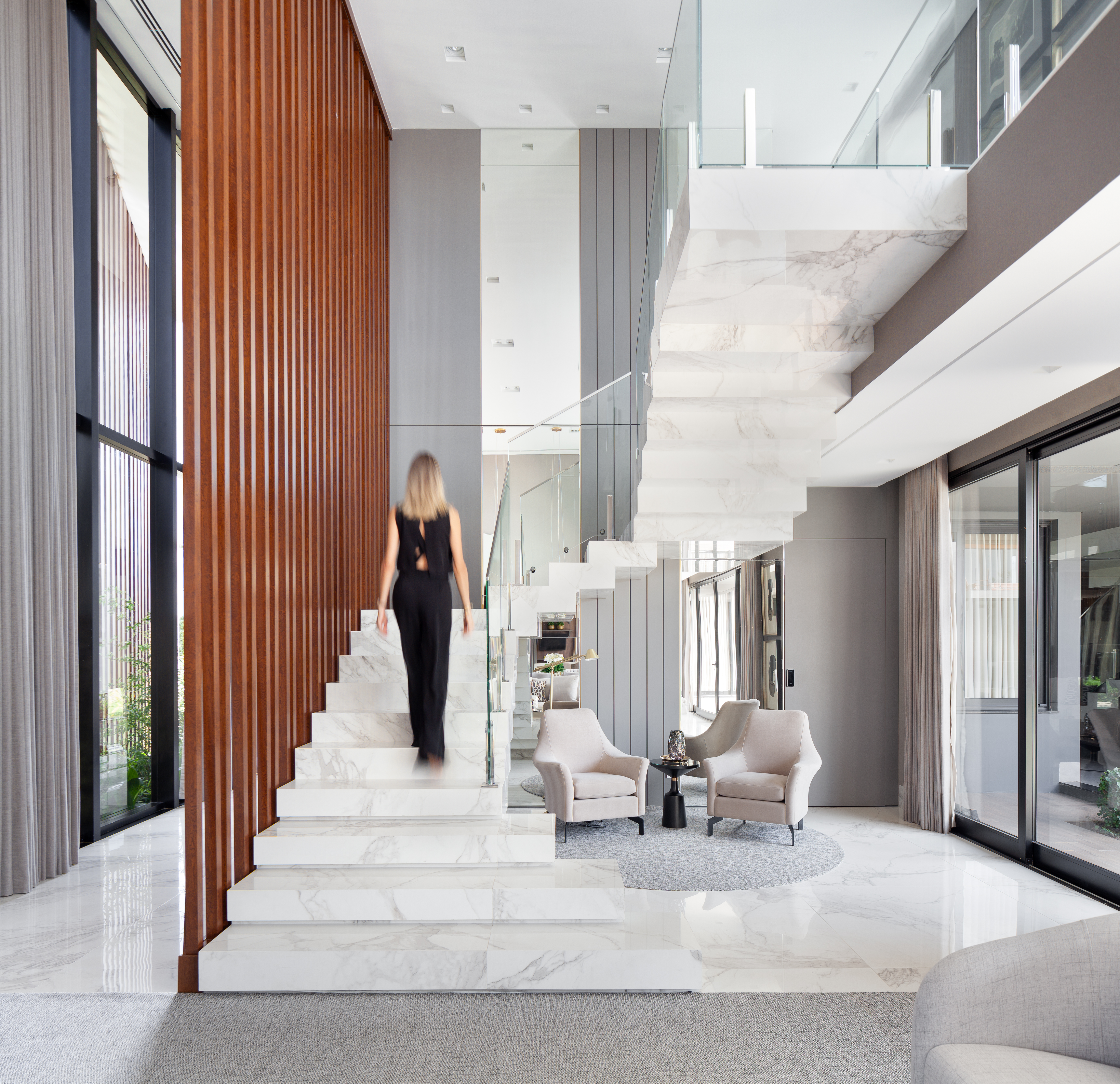 Hall com escada de mármore